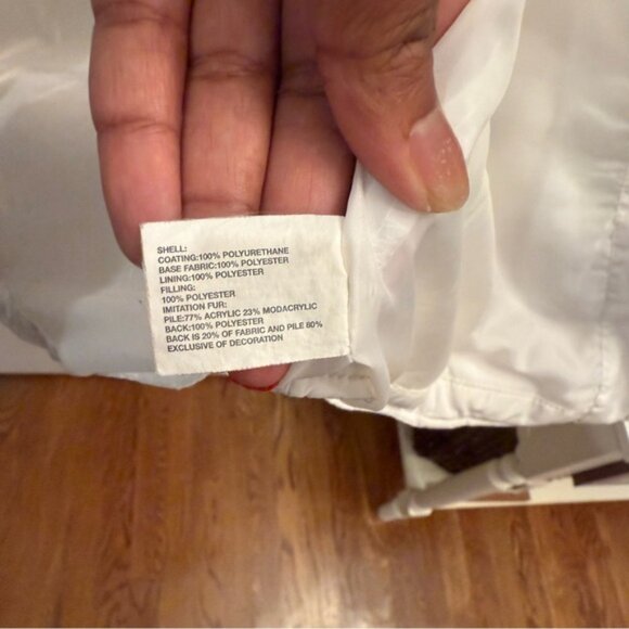 Gap womens puffer coat with fur trimmed hood. Size small - Picture 5 of 5